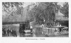 2200 Gezicht op de bijna voltooide Bartholomeïbrug over de Stadsbuitengracht te Utrecht, met op de voorgrond het ...